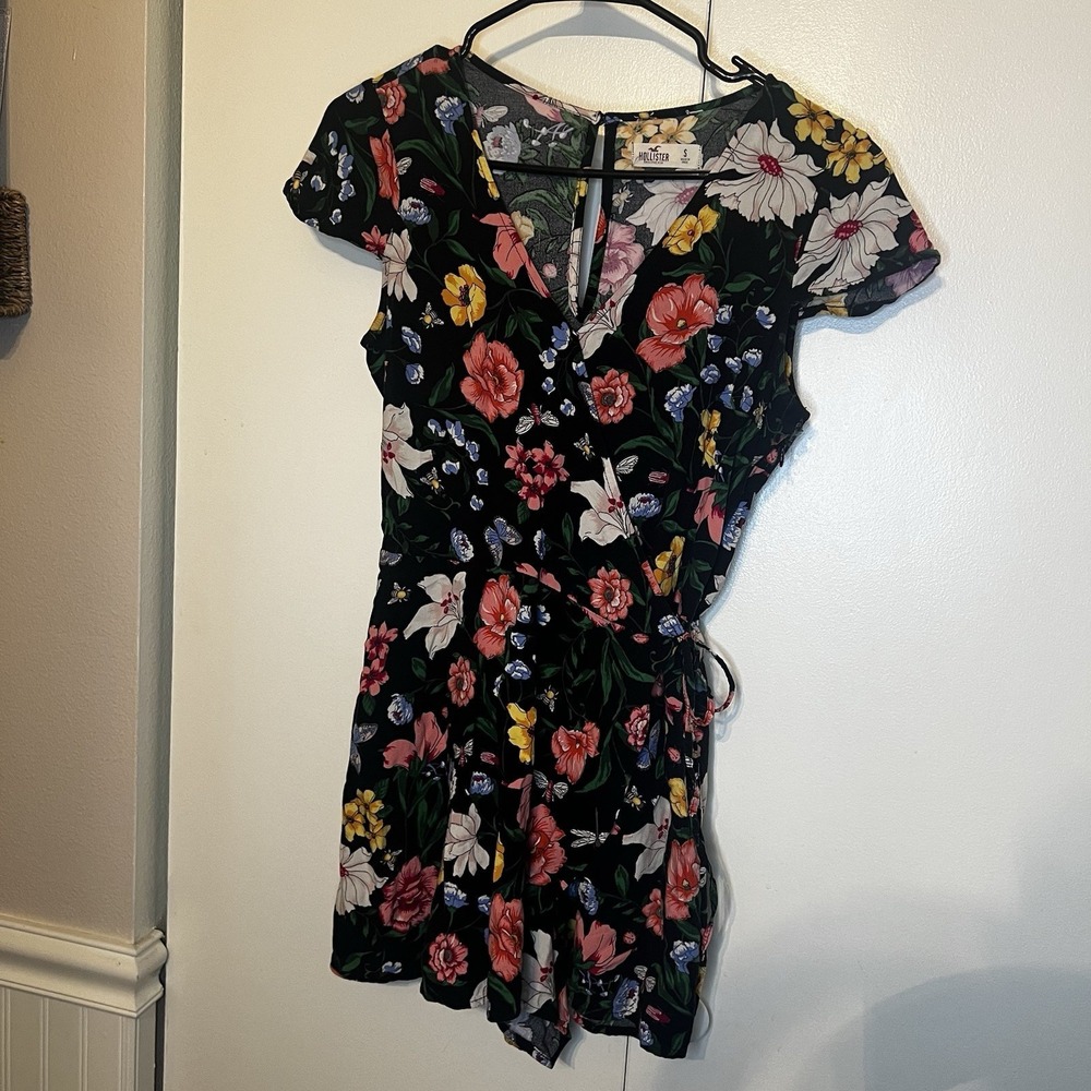 Hollister Women's Black Floral Romper V-Neck Tie Short Cap Sleeve Size Small
